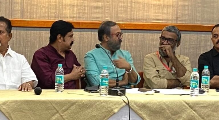 ദിലീപിനൊപ്പം രഞ്ജിത്ത് ഫിയോക് വേദിയിൽ, വിവാദം പുകയുന്നു