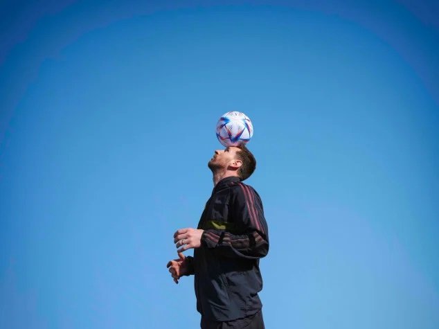 ലോകകപ്പിനുള്ള ഫുട്ബോൾ പുറത്തിറക്കി