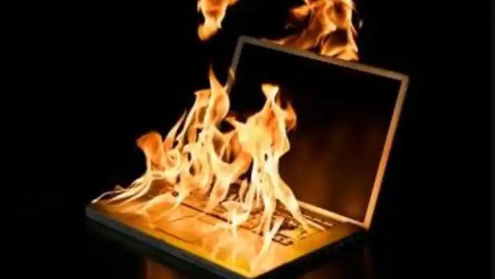 ലാപ്ടോപ്പ് പൊട്ടിത്തെറിച്ച് 23 കാരിക്ക് ഗുരുതരമായി പൊള്ളലേറ്റു