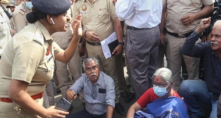 ജഹാംഗിർപുരിയിൽ സി പി ഐ നേതാക്കളെ തടഞ്ഞു വെച്ചു