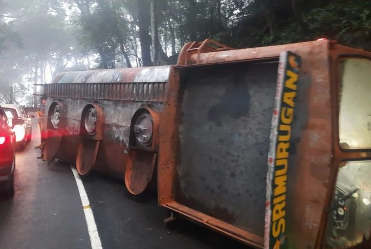താമരശ്ശേരി ചുരത്തിൽ ടാങ്കർ മറിഞ്ഞു, ഗതാഗതം നിലച്ചു
