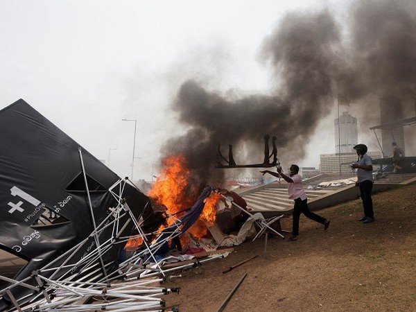 പ്രധാനമന്ത്രിയുടെ തറവാടിന് തീയിട്ടു, ശ്രീലങ്കയിൽ പ്രതിഷേധം കത്തുന്നു
