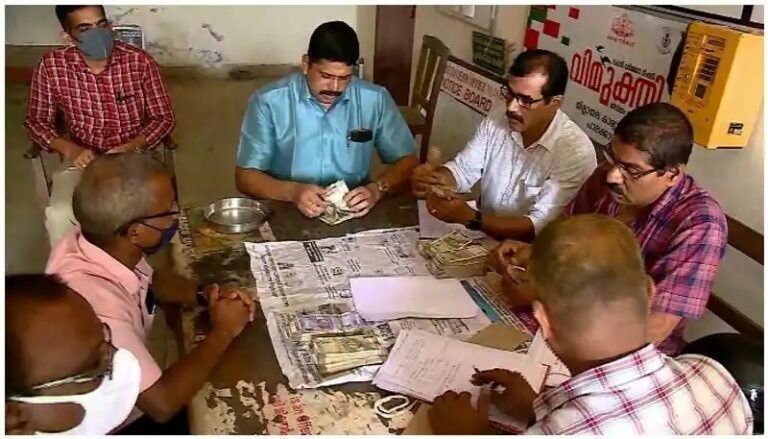 എക്സൈസ് ഡിവിഷണൽ ഓഫീസ് ഉദ്യോഗസ്ഥനിൽ നിന്നും വീതം വെപ്പിന് കൊണ്ടു പോയ 10 ലക്ഷം കൈക്കൂലി പണം പിടിച്ചു