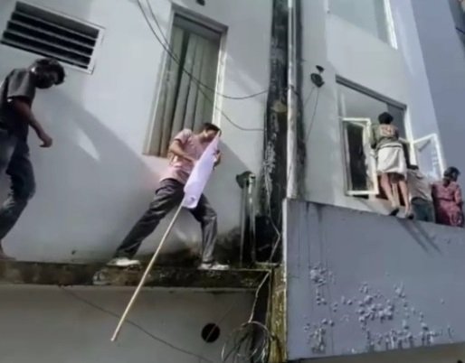 രാഹുൽ ഗാന്ധിയുടെ വയനാട് ഓഫീസ് കയ്യേറി; എസ്എഫ്ഐ മാർച്ചിൽ സംഘർഷം