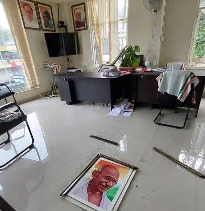 രാഹുൽ ഗാന്ധിയുടെ ഓഫീസിലെ ഗാന്ധി ചിത്രം തകർത്തത് സമരക്കാരല്ല; പിന്നിൽ ആരുടെ കൈകൾ