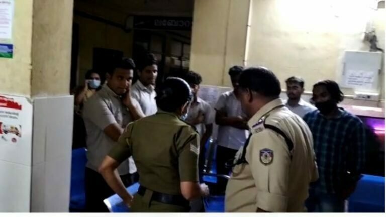 മണ്ണാർക്കാട് ബസ്റ്റോപ്പിൽ ഇരുന്ന വിദ്യാർഥികൾക്ക് നേരെ സദാചാര ഗുണ്ടാ ആക്രമണം