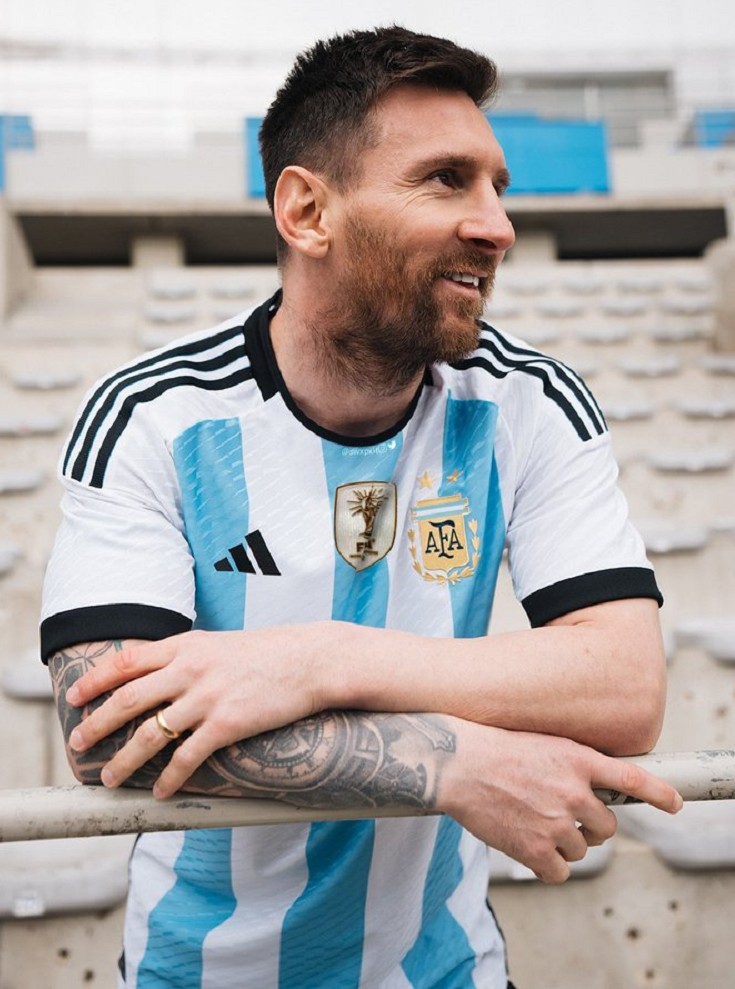 മെസ്സി മുത്തമിടുമോ ? ഖത്തർ ലോകകപ്പിനുള്ള അർജൻ്റീനയുടെ ഹോം കിറ്റ് അവതരിപ്പിച്ചു