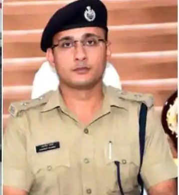 പട്ടിയെ കുളിപ്പിക്കാത്തതിന് പൊലീസുകാരനെ സസ്പെൻ്റ് ചെയ്ത നവനീത് ശർമ്മയുടെ നടപടി ഐ ജി ഇടപെട്ട് മരവിപ്പിച്ചു