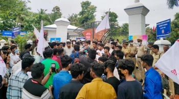 പരീക്ഷയ്ക്ക് എത്തിയ വിദ്യാർഥികളുടെ അടിവസ്ത്രം അഴിച്ചു പരിശോധിച്ച സംഭവത്തിൽ 5 പേർ കസ്റ്റഡിയിൽ