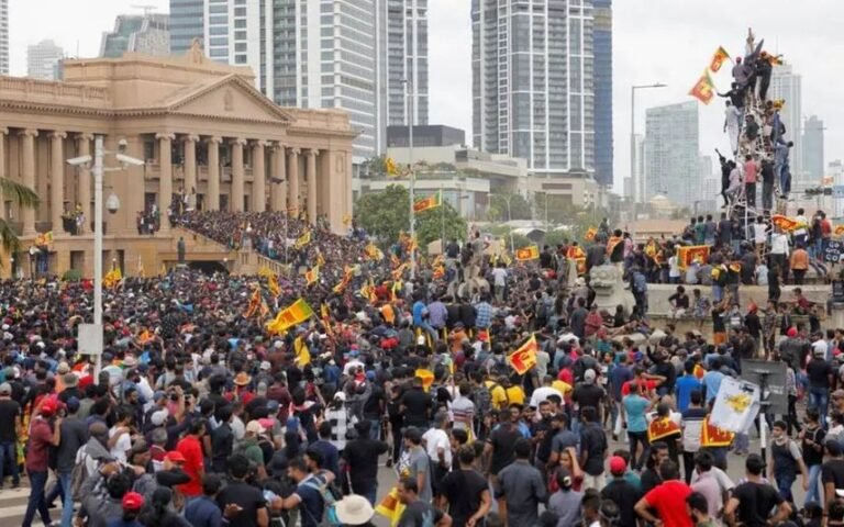 കൊളംമ്പോ നഗരം പ്രതിഷേധകരുടെ കയ്യിൽ; ശ്രീലങ്കൻ പ്രസിഡൻ്റ് സൈനിക കപ്പലിൽ ഒളിച്ചു കടന്നു