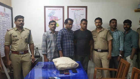 10 കോടിയുടെ തിമിംഗല വിസർജ്യവുമായി മൂന്നു തൊഴിലാളികൾ പിടിയിൽ