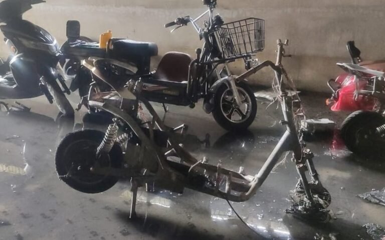 ചാർജ് ചെയ്യുമ്പോൾ ബാറ്ററി പൊട്ടിത്തെറിച്ചു, കോഴിക്കോട് ബൈക്കുകൾ കത്തി നശിച്ചു