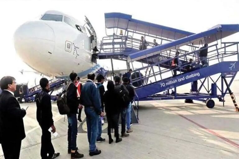 ഇനി പെട്ടെന്ന് ഇറങ്ങാം, ത്രീ  പോയിൻ്റ് റാമ്പുമായി ഇൻഡിഗോ എയർലൈൻസ്