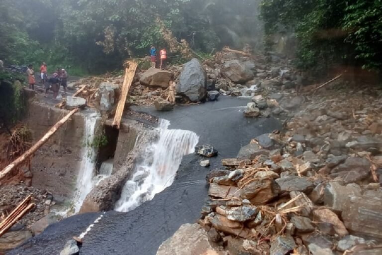 എട്ട് ജില്ലകളിൽ റെഡ് അലേർട്ട്, വിദ്യാലങ്ങൾക്ക് അവധി