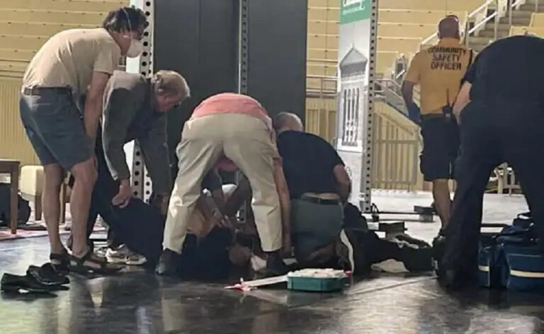 സൽമാൻ റുഷ്ദിക്ക് കുത്തേറ്റു, ഗുരുതരാവസ്ഥയിൽ ആശുപത്രിയിൽ