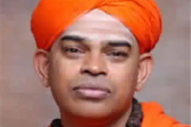 പോക്സോ കേസിൽ പ്രതിയായ മുരുഗ മഠാധിപതിയെ രക്ഷപെടാൻ ശ്രമിക്കുന്നതിനിടെ പൊലീസ് വഴിയിൽ തടഞ്ഞു