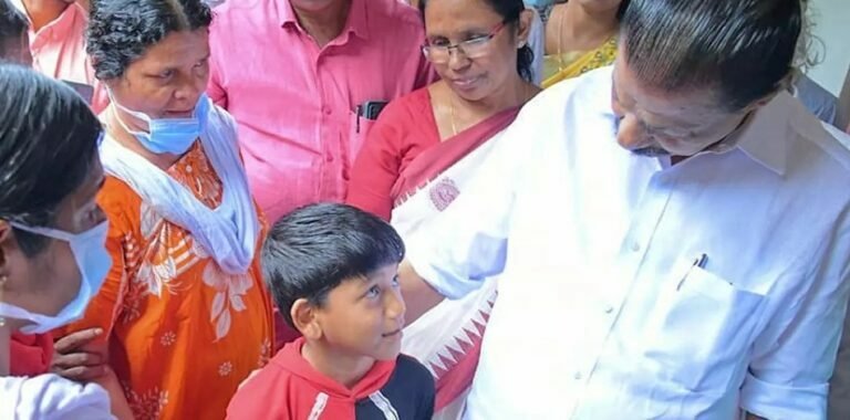 ഉരുൾ പേടിച്ച് ഓടിയത് കൊടും വനത്തിലേക്ക്; രക്ഷപെട്ട് എത്തിയ നാലാം ക്ലാസുകാരനെ കാണാൻ മന്ത്രി എത്തി