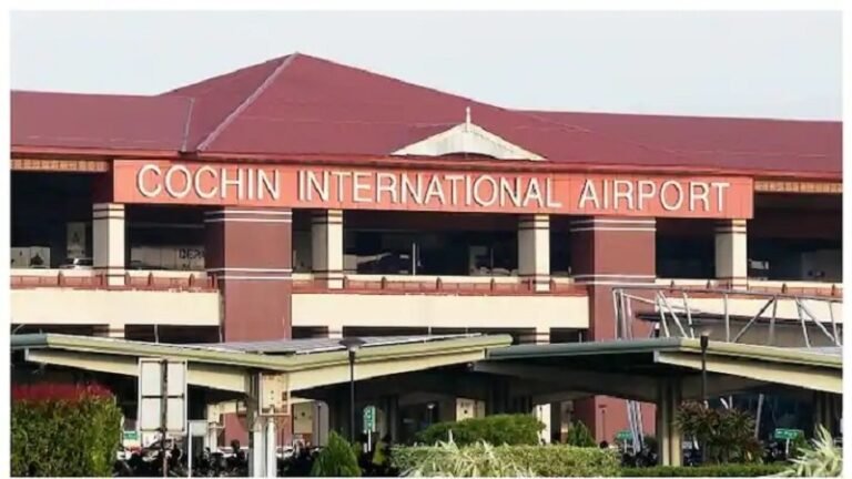 സ്വർണ്ണക്കടത്ത് രണ്ട് കസ്റ്റംസ് ഉദ്യോഗസ്ഥരെ സസ്പെൻ്റ് ചെയ്തു; ഉദ്യോഗസ്ഥ ബന്ധം ക്രിമിനലുകൾ മുതലെടുക്കുന്നു