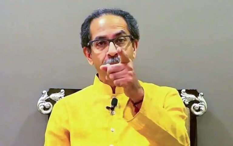 ”ത്രിവർണ്ണ പതാക ഉയർത്തിയാൽ മാത്രം രാജ്യസ്നേഹികളാവില്ല, ഹൃദയത്തിലും വേണം” – ബിജെപിക്ക് എതിരെ ഉദ്ധവ് താക്കറെ