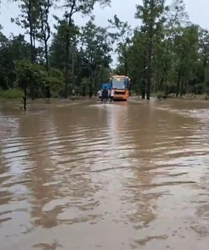 മഴക്കെടുതികളിൽ 12 മരണം, മൂന്നു പേരെ കാണാതെയായി