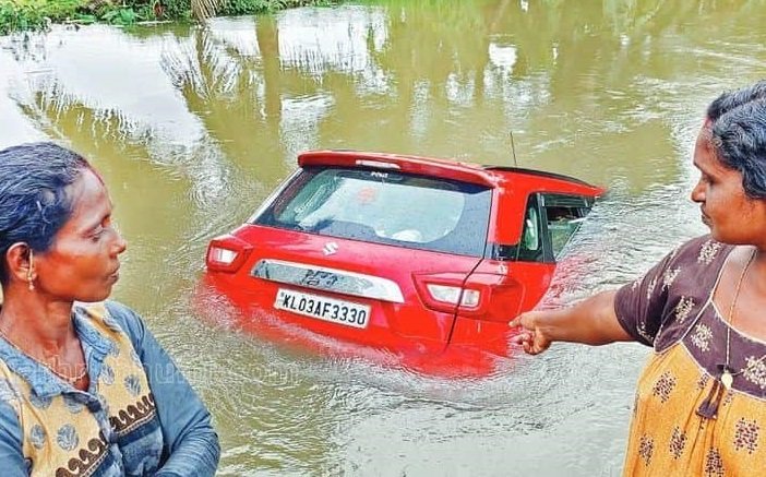 ഓടുന്ന കാർ തോട്ടിൽ വീണു, നാലംഗ കുടുംബത്തെ സാഹസികമായി രക്ഷപെടുത്തി നാട്ടുകാർ