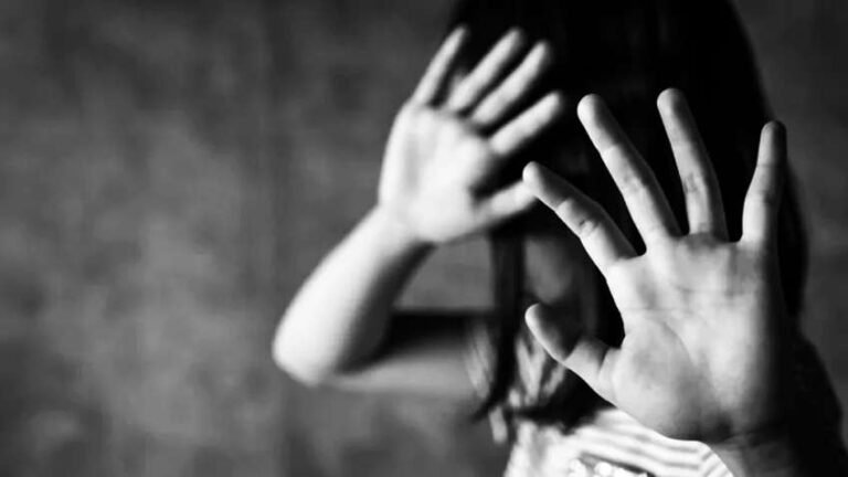 വയലിൽ ഇറങ്ങിയതിന് ആദിവാസി കുട്ടികളെ തല്ലി ചതച്ചു, അയൽവാസി ഒളിവിൽ