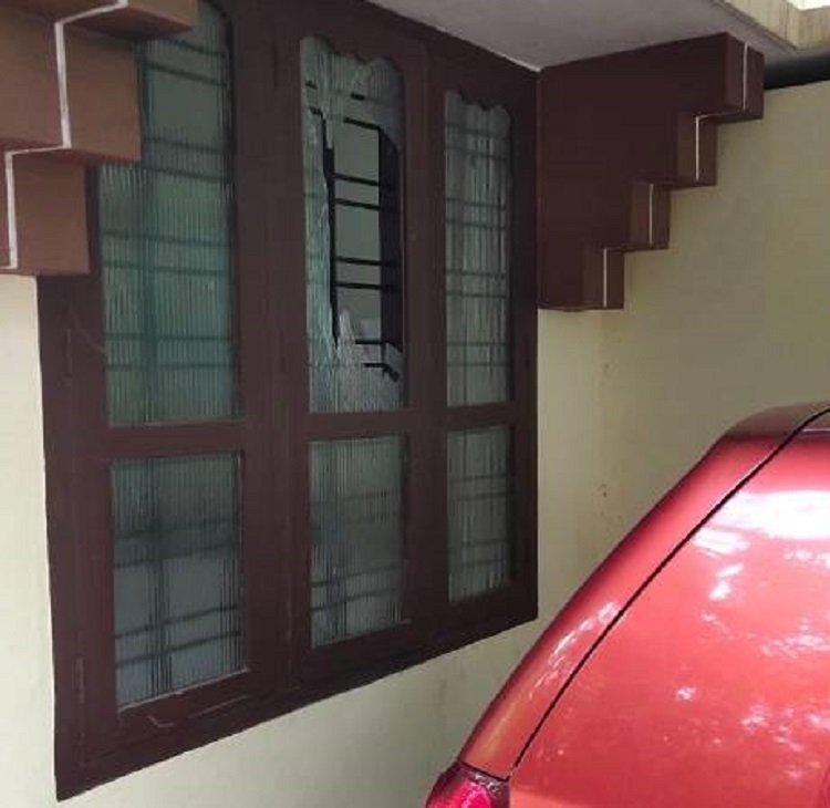 തിരുവനന്തപുരത്ത് പാർട്ടി ഓഫീസിനു പിറകെ ജില്ലാ സെക്രട്ടറിയുടെ വീടിനും കല്ലേറ്