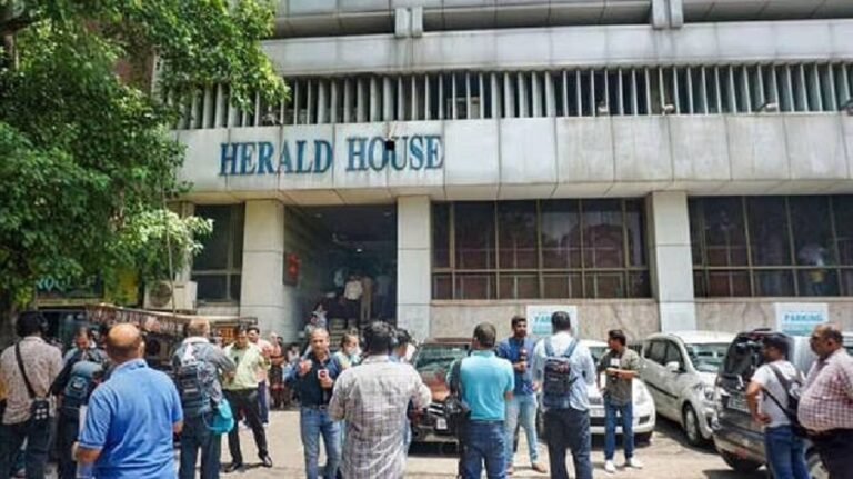 കോൺഗ്രസിന് വീണ്ടും പൂട്ട്; നാഷണൽ ഹെറാൾഡ് സീൽ ചെയ്തു