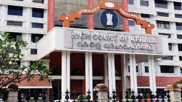 സിവിക് ചന്ദ്രൻ കേസിൽ വിവാദ പരാമർശം നടത്തിയ ജഡ്ജ് സ്ഥലം മാറ്റത്തിനെതിരെ ഹൈക്കോടതിയിൽ