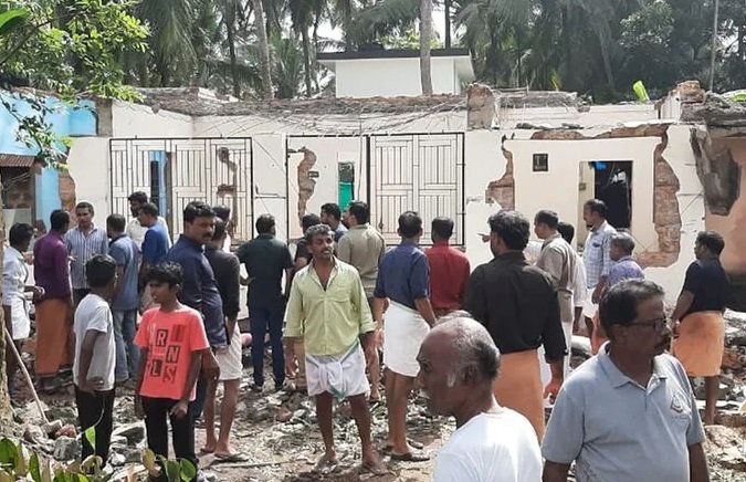 വീട് പൊളിക്കുന്നതിനിടെ കോൺക്രീറ്റ് ബീം തകർന്നു വീണു, ഒരാൾ മരിച്ചു രണ്ടു പേർക്ക് പരിക്ക്