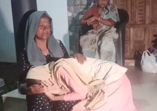 യുവതിയും വൃദ്ധ മാതാവും പ്ലസ് ടു വിദ്യാത്ഥിനിയായ മകളും പുറത്ത്, കേരള ബാങ്ക് വീട് സീൽ ചെയ്തു