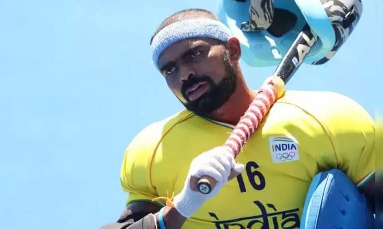 ഒളിമ്പ്യൻ ശ്രീജേഷിൻ്റെ ഹോക്കി സ്റ്റിക്കിന് പിഴ; വിമാന കമ്പനിക്കെതിരെ പ്രതിഷേധം