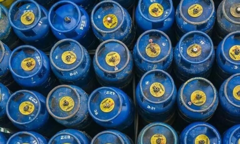 വാണിജ്യ സിലിണ്ടറുകളുടെ വില കുറച്ചു