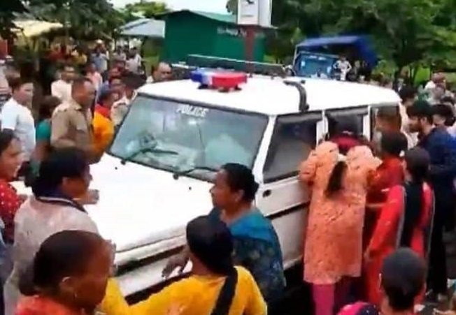 ഇംഗിതത്തിന് വഴങ്ങിയില്ല; ജീവനക്കാരിയെ കനാലിലെറിഞ്ഞു, ബി ജെ പി നേതാവിൻ്റെ മകനും കൂട്ടരും അറസ്റ്റിൽ