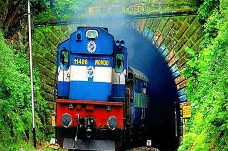 ട്രെയിൻ ടിക്കറ്റ് പുഷ്പം പോലെ, പ്ലേ സ്റ്റോറിൽ വ്യാജ ആപ്; ആറു പേർ അറസ്റ്റിൽ