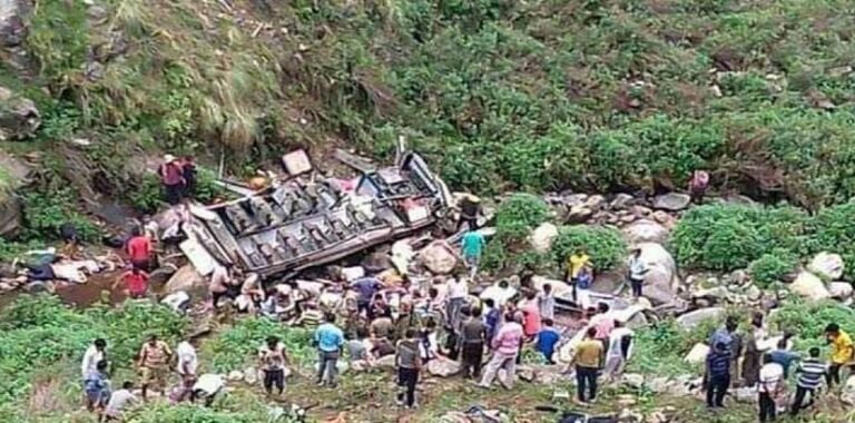 ഉത്തരാഖണ്ഡിൽ 50 പേരുമായി ബസ് കൊക്കയിൽ വീണു
