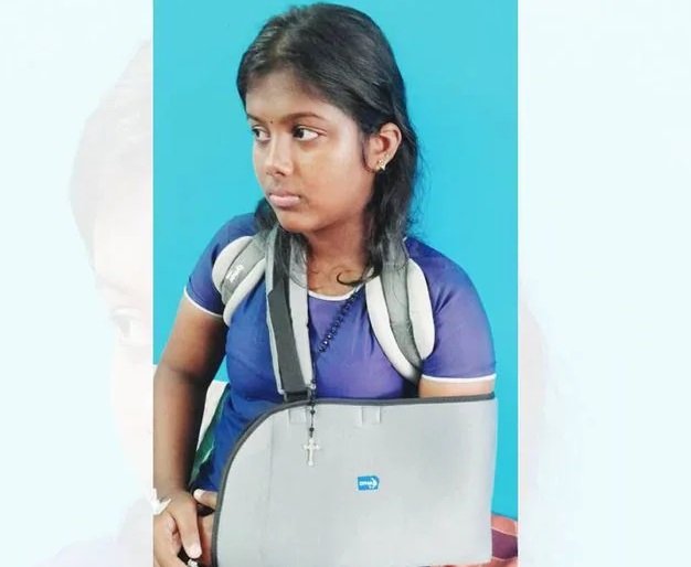 വിദ്യാർഥിനിയുടെ കൈ ബസ്സിൻ്റെ വാതിലിൽ കുരുങ്ങി ഒടിഞ്ഞു, മൈൻ്റ് ചെയ്യാതെ പൊലീസ്