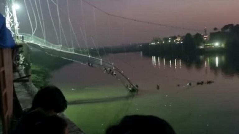 ഗുജറാത്തിൽ തൂക്കുപാലം തകർന്ന് 98 പേർ മരിച്ചു