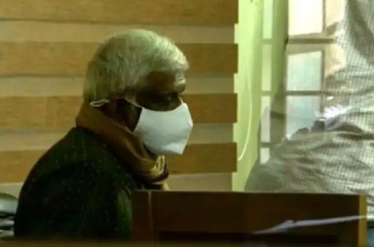 സിവിക് ചന്ദ്രൻ വടകര സ്റ്റേഷനിൽ എത്തി കീഴടങ്ങി