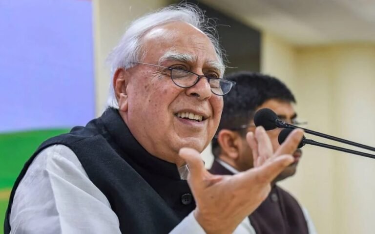 സര്‍ക്കാരിൻ്റെ സുരക്ഷിതത്വമാണ് കാര്യം മറ്റുള്ളവര്‍ക്ക് സുരക്ഷിയില്ല – അതാണ് ഈ സര്‍ക്കാരിന്റെ എക്കാലത്തേയും നയം- ഐ ടി നയത്തിനെതിരെ കപിൽ സിബൽ