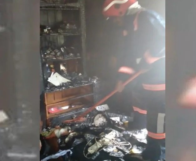 കിടക്കയിൽ ചാർജ് ചെയ്യാൻ വെച്ച മൊബൈൽ ചൂടായി, വീടിൻ്റെ ഒന്നാം നില കത്തി നശിച്ചു