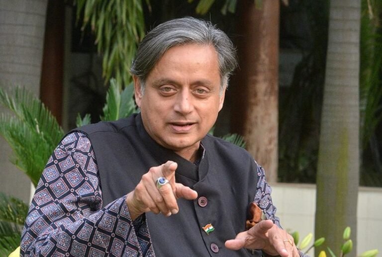 പ്രചാരണത്തിലും പുതുവഴി, ഗാന്ധി സൂക്തവുമായി തരൂർ