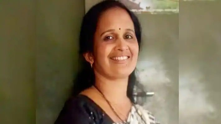 മകനോടൊപ്പം ബൈക്കിൽ പോകവെ വസ്ത്രം കുരുങ്ങി വീട്ടമ്മ മരിച്ചു