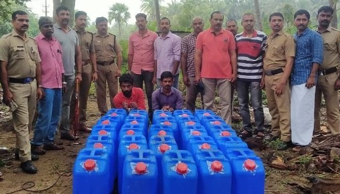 കള്ളിൽ ചേർക്കാൻ വെച്ച 1400 ലിറ്റർ സ്പിരിറ്റ് പിടികൂടി, സിപിഎം  ബ്രാഞ്ച് സെക്രട്ടറി ഉൾപ്പെടെ മൂന്ന് പേർ പിടിയിൽ