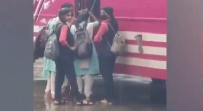 സാമൂഹ്യ മാധ്യമങ്ങൾ ഇടപെട്ടു, തലശ്ശേരിയിൽ വിദ്യാർഥികളെ മഴയത്ത് നിർത്തിയ ബസിനെതിരെ നടപടി എടുപ്പിച്ചു