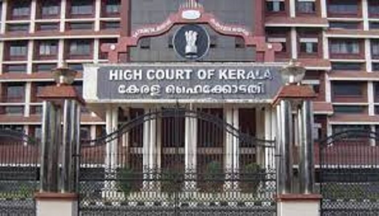 സദാചാരത്തിലെ ആൺ നോട്ടം; പ്രായപൂർത്തിയായ പൗരന്മാരെ ലിംഗ വ്യത്യാസമില്ലാതെ പരിഗണിക്കരുതോ എന്ന് ഹൈക്കോടതി