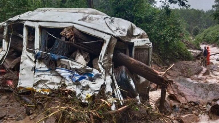 മൂന്നാറിൽ മണ്ണിടിഞ്ഞ് ട്രാവലർ കൊക്കയിൽ വീണു, വടകരയിൽ നിന്നുള്ള യാത്രാ സംഘത്തിലെ യുവാവിനെ കാണാനില്ല