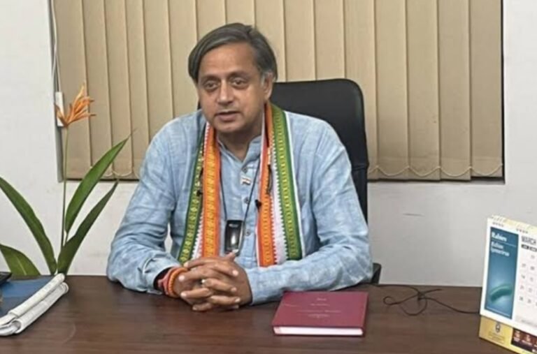 ശശി തരൂരിനെ വിലക്കിയത് ശരിവെച്ച് ഡി സി സി, കോൺഗ്രസിൽ പുതിയ അച്ചുതണ്ട് രൂപം കൊള്ളുന്നു