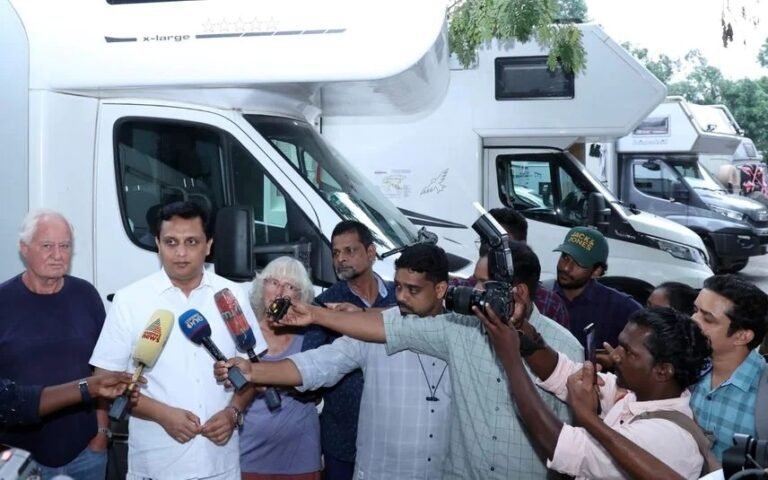 ഉദ്യോഗസ്ഥർ അതിർത്തിയിൽ തടഞ്ഞ വിനോദ സഞ്ചാരികളെ സ്വീകരിക്കാൻ നേരിട്ടെത്തി മന്ത്രി