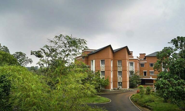 ജാതിവിവേചനത്തിനെതിരെ കെ ആർ നാരായണൻ ഇൻസ്റ്റിറ്റ്യൂട്ട് വിദ്യാർഥികൾ പ്രക്ഷോഭത്തിൽ; അടൂരിനെതരെയും പ്രതിഷേധം